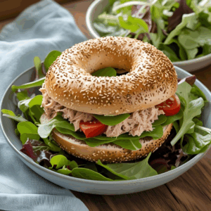 bagel au thon tomates fromage frais et salade