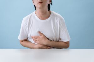 les diverticules, homme avec maux de ventre