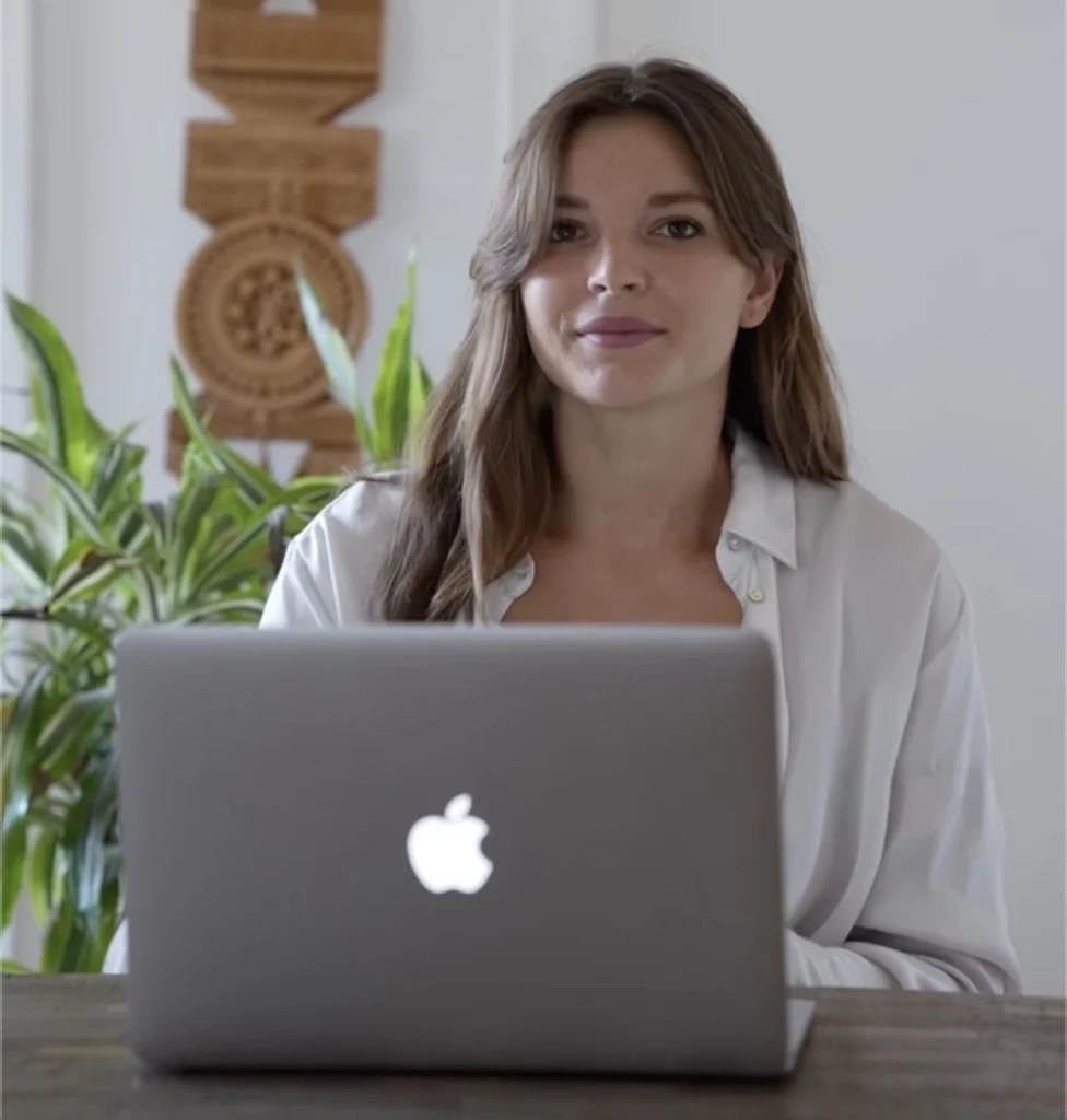 diététicienne devant son ordinateur qui fait un suivi